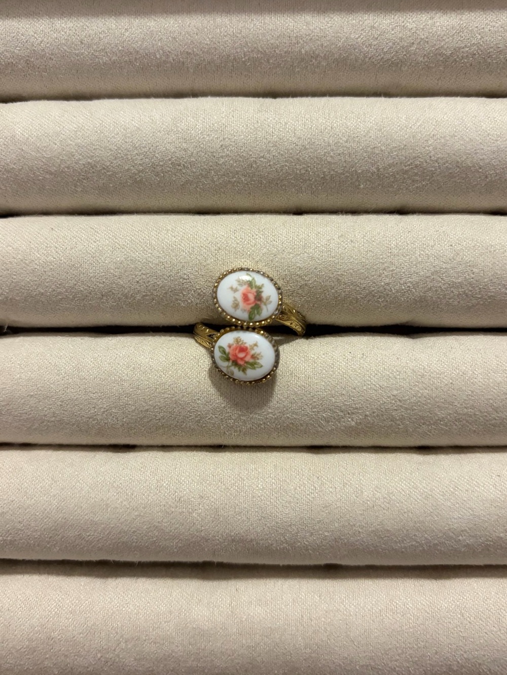 Vintage Sarah Coventry Sweet Briar Porcelain Rose Ring Adjustable- Cottagecore - Picture 3 of 9